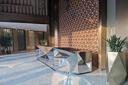 為蘭州藍寶石大酒店提供不銹鋼展廳定制設計
